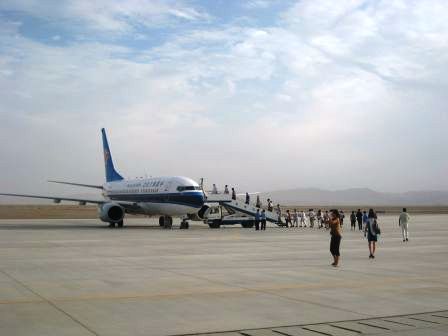 敦煌机场是一个小型机场,我们像那些国家元首一样,是在停机坪处步行